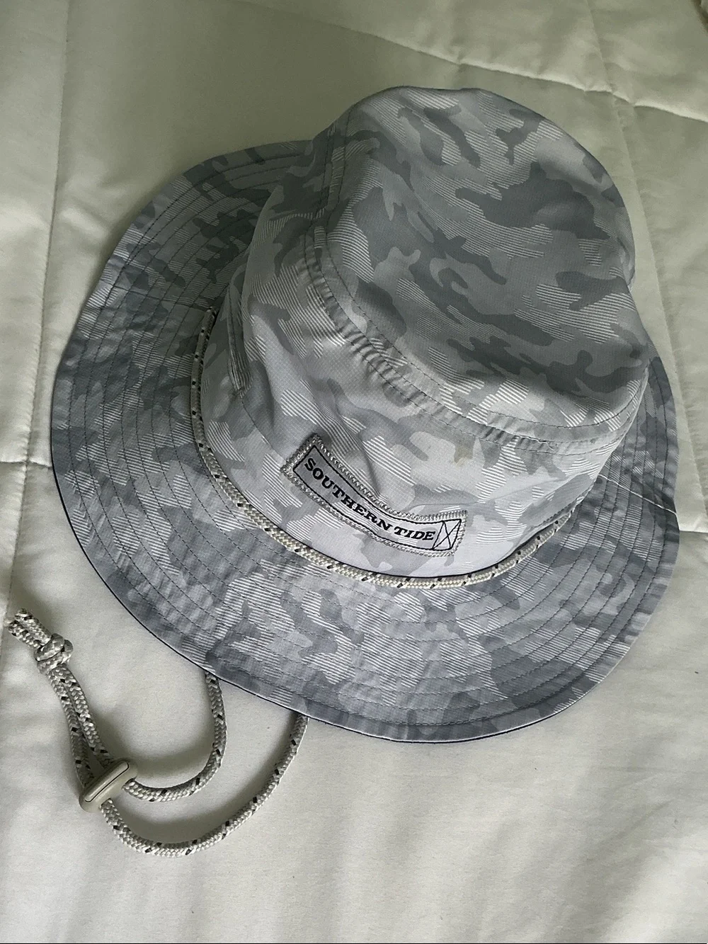 Southern Tide - Waterway Gray Camo Print Performance Sun Hat